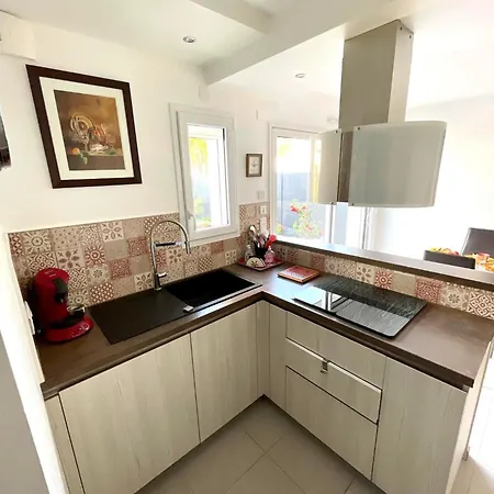 Les Colibris Maison Familiale Quartier Gare 4* 莱萨布勒-多洛讷