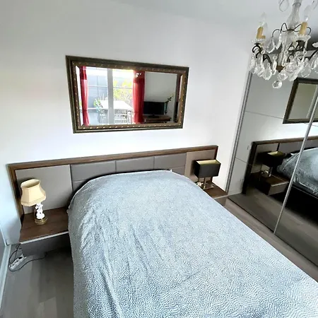 Les Colibris Maison Familiale Quartier Gare 4* 莱萨布勒-多洛讷